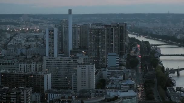 Wieżowców w Paryżu i rzeki okrężnicami na zachodzie słońca — Wideo stockowe
