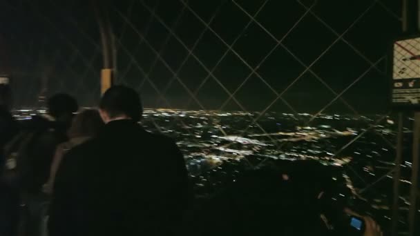 Turistas en el mirador de la Torre Eiffel — Vídeos de Stock