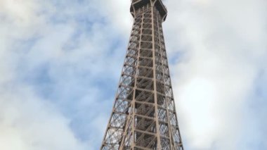 Aşağıdan yukarıya Paris'te Eyfel Kulesi çekim