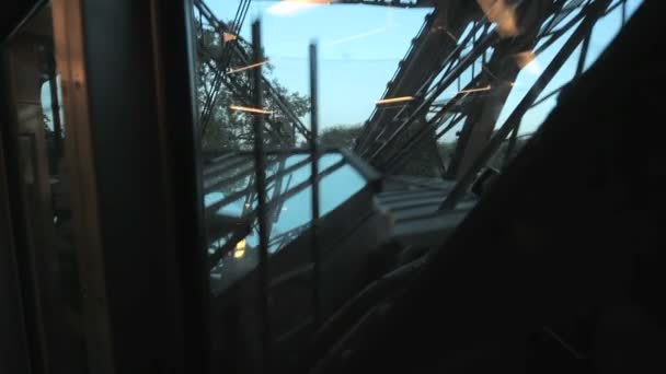 Subir a la Torre Eiffel en el ascensor por la tarde en París — Vídeo de stock