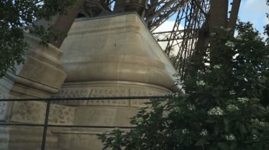 Paris'te Eyfel Kulesi bir parçası
