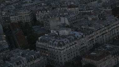 paris panoramik manzaralı bir yükseklikten alacakaranlıkta