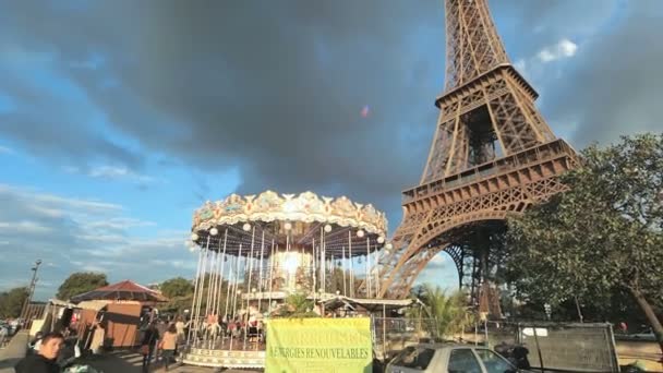 La Torre Eiffel y el Carrusel en París — Vídeo de stock