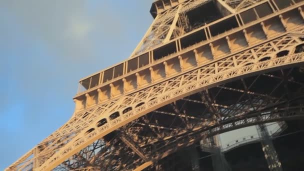 Tomando la Torre Eiffel de arriba hacia abajo — Vídeos de Stock