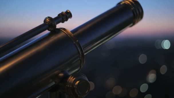 De telescoop op het observatie dek van de toren van eiffel — Stockvideo
