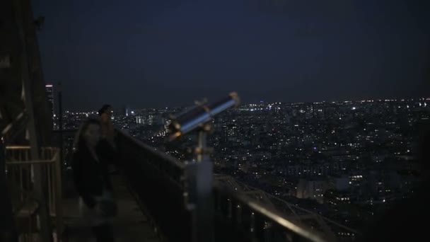 O deck de observação na Torre Eiffel — Vídeo de Stock