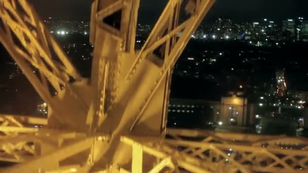 The rise on the Eiffel Tower by night — стоковое видео