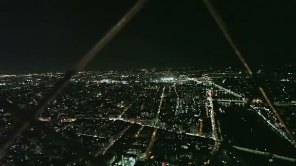 Toeristen op de Eiffeltoren in de nacht — Stockvideo