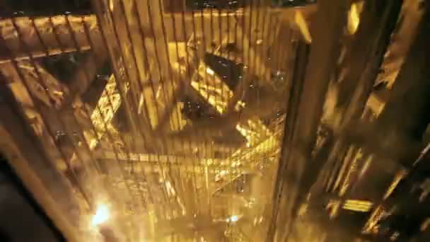 밤에 에펠 탑에서 엘리베이터로 내려 — 비디오
