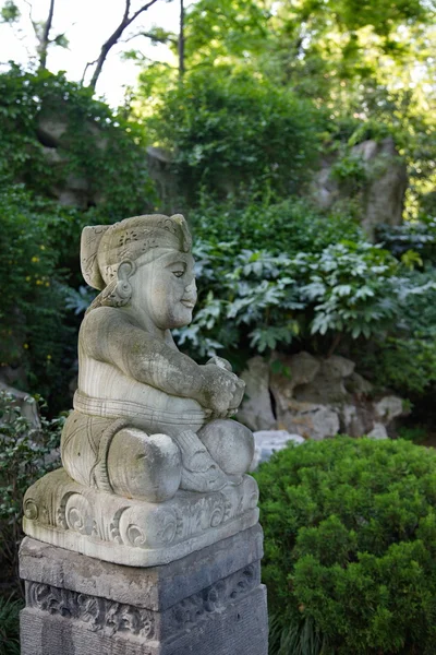A escultura do deus em um parque em Shanghai — Fotografia de Stock