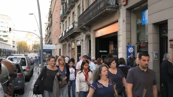 Voorbijgangers in barcelona — Stockvideo