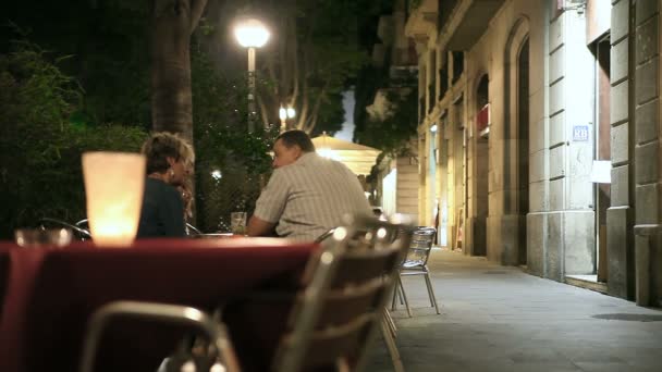Man och en kvinna på ett kafé i barcelona — Stockvideo