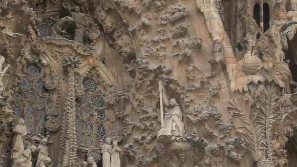 The facade of the Temple of the Holy Family in Barcelona — Stok video