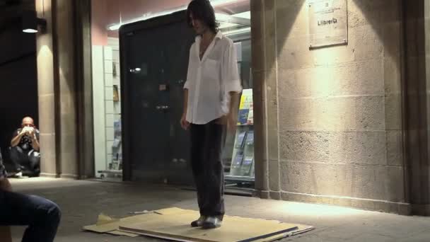 Bailarina callejera en la calle principal La Rambla en el centro de Barcelona — Vídeos de Stock
