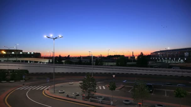 De weg in de buurt van de luchthaven — Stockvideo