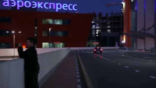 Die Straße in der Nähe des Flughafens in Moskau — Stockvideo