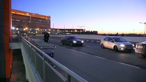 Trafic de voitures près de l'aéroport — Video