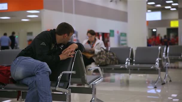 Homme dans une salle d'attente de l'aéroport Sheremetyevo — Video