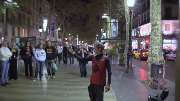 Фокусник на La Rambla в Барселоне — стоковое видео