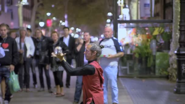 A street magician with a magic ball — Stock Video