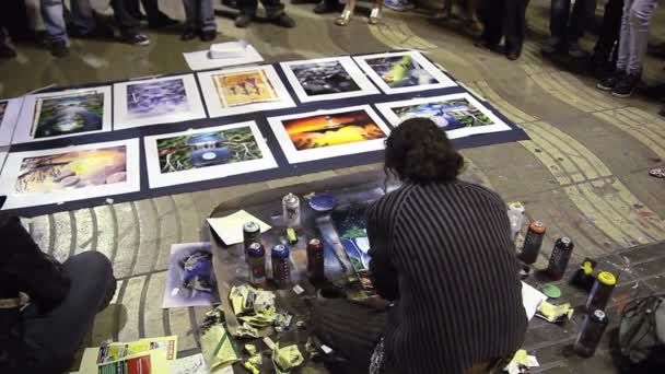 Gatan graffitimålare i barcelona — Stockvideo