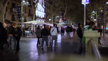 Barcelona'da sokakta geçenler