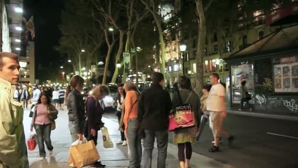 Den livliga gatan i barcelona — Stockvideo