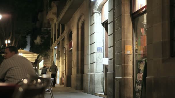 La fachada del edificio y los transeúntes en Barcelona — Vídeo de stock