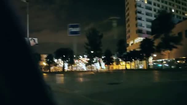 En resa med bil genom gatorna i barcelona på natten — Stockvideo