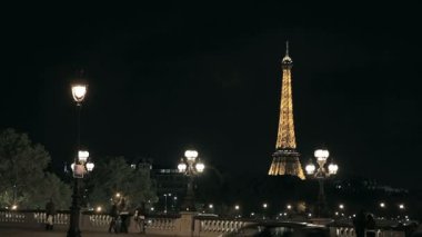 Eyfel Kulesi'nin gece köprü görünümü