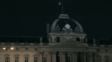 Müze ve Paris atlı heykeli