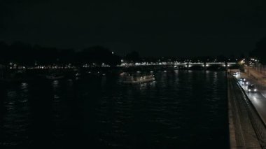 Paris'te seine Nehri üzerinde tekne