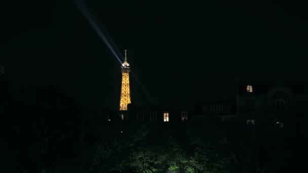 Vuurtoren bij nacht in Parijs — Stockvideo