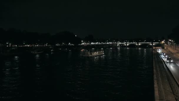 Boot auf der Seine in Paris — Stockvideo