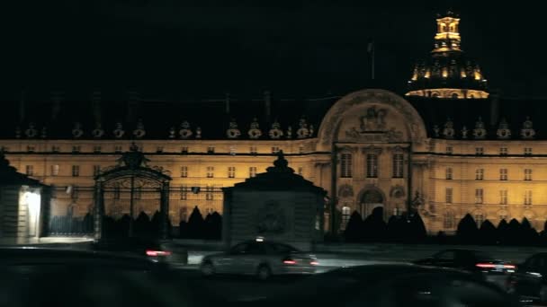 Detalle arquitectónico de un antiguo edificio en París — Stok video