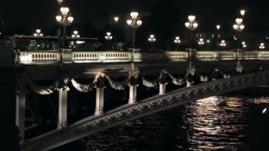 Geceleri Paris III Köprüsü