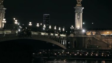 MAVNA III. Paris Köprüsünün altında geceleri yelken