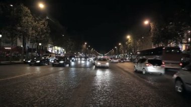 Paris'te gece de yoğun araç trafiği