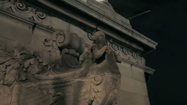 De bas-reliëf van bekende kolom in Parijs bij nacht — Stockvideo