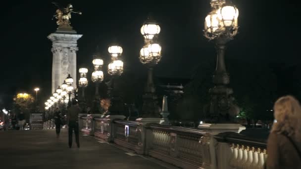 Auf der brücke von alexander iii in Paris — Stockvideo