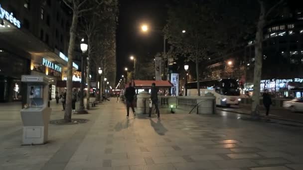 Boulevard in Paris bei Nacht — Stockvideo