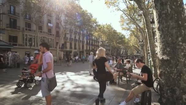 Auf der straße in barcelona — Stockvideo