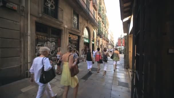 Eine enge straße in barcelona, spanien — Stockvideo