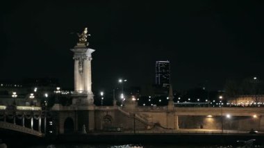Geceleri Paris alexandre III Köprüsü altında gemi yelken