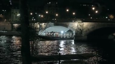 Paris'te seine Nehri üzerinde yüzen gezi tekneleri