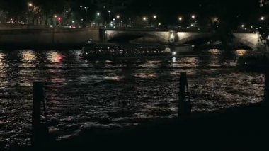 Paris'te gece nehirde yüzen gemi
