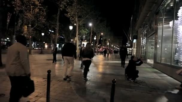 在夜间通过巴黎的街道上行走 — 图库视频影像