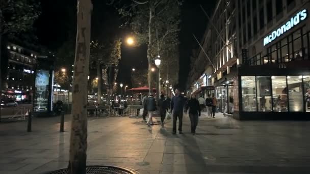 Vie urbaine à Paris la nuit — Video