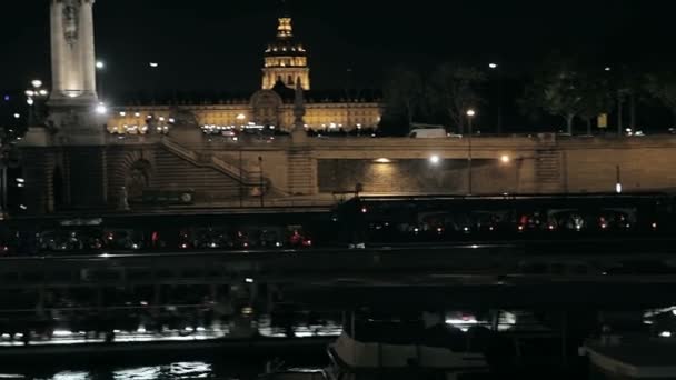 船舶航行于巴黎塞纳河 — 图库视频影像