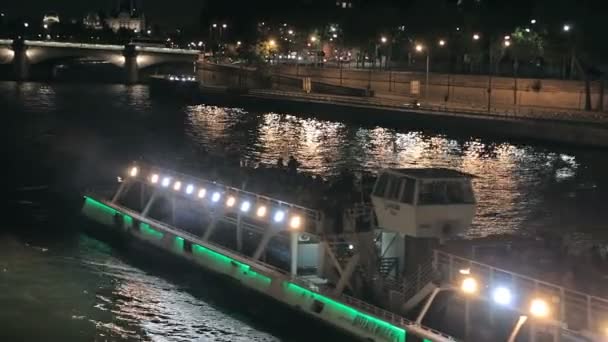 Ausflugsboot schwimmt in Paris den Fluss hinunter — Stockvideo